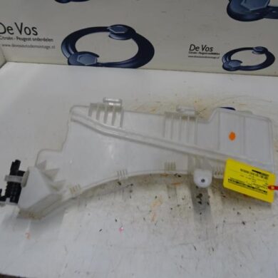 Peugeot 3008  Front windscreen washer reservoir 2017 9815637380-9826400780