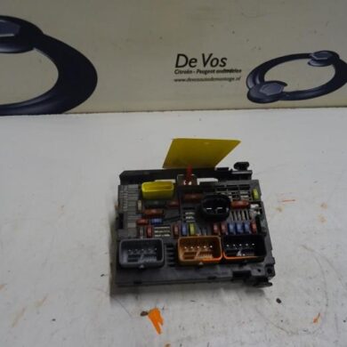 Peugeot RCZ  Fuse box 2011 9807028580