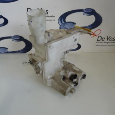 Peugeot 407  Front windscreen washer reservoir 2006 6431E7