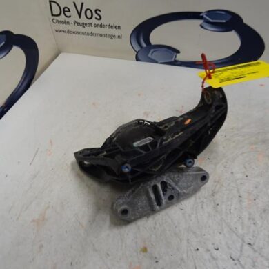 Peugeot 3008  Engine mount 5GF5G06 2019 9820297580