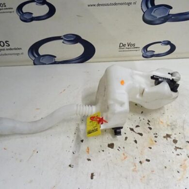 Peugeot 5008  Front windscreen washer reservoir 2015 6431N2