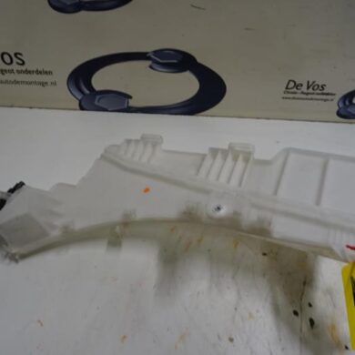 Peugeot 3008  Front windscreen washer reservoir 2018 9826400780