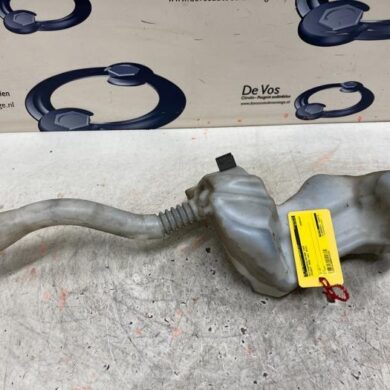 Peugeot 5008  Front windscreen washer reservoir 2010 6431N2