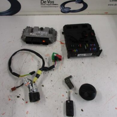 Peugeot 1007  Engine management computer NFU 2007 1940SQ