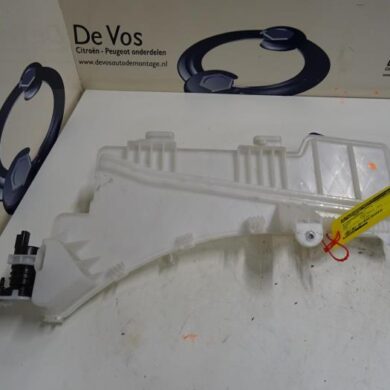 Peugeot 3008  Front windscreen washer reservoir 2018 9826400780