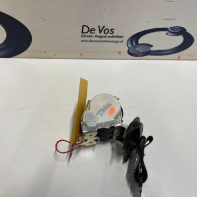 Peugeot 5008 1.6 BlueHDi 115 Rear seatbelt, right 2015 8975SR