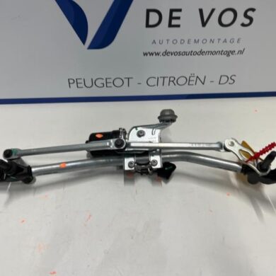 Opel Corsa 1.2 12V 75 Front wiper motor 2022 9824784980