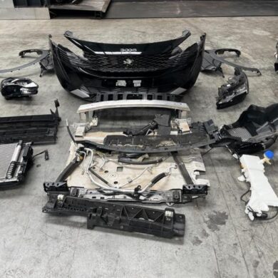 Peugeot 3008 1.2 12V e-THP PureTech 130 Front end, complete 2021