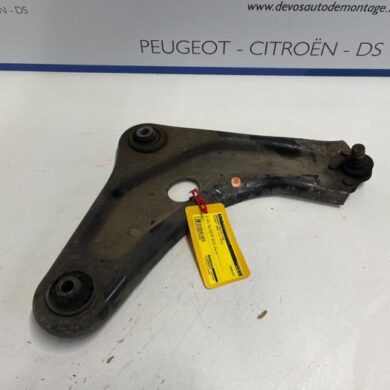 Peugeot 2008 1.2 12V e-THP PureTech 110 Front wishbone, right 2018 9822126980