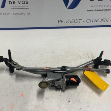 Opel Corsa 1.2 12V 75 Front wiper motor 2022 9824784980