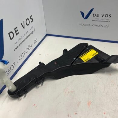 Peugeot 308  Front windscreen washer reservoir 2021 9843214980