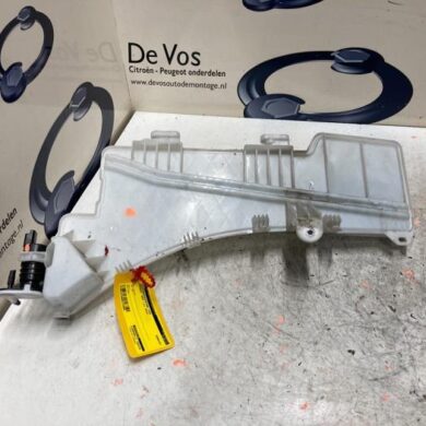 Peugeot 3008 1.5 BlueHDi 130 Front windscreen washer reservoir 2018 9826400780