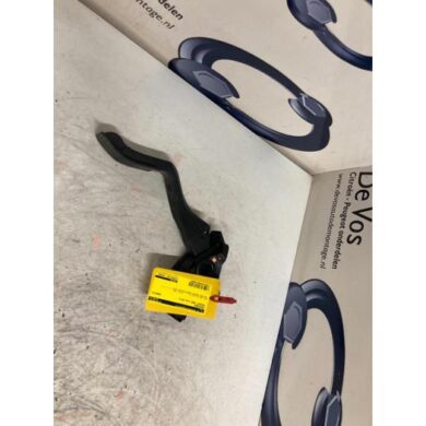 Peugeot 2008 1.2 Vti 12V PureTech 82 Accelerator pedal 2013 1601CW