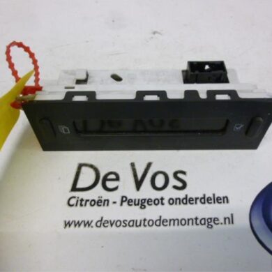Peugeot Partner 1.9D Interior display WJY 2004 6155GV