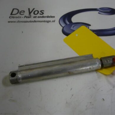 Peugeot 207  Convertible roof gas strut 2007 8446P6