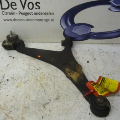 Citroen Saxo 1.1i X,SX Front wishbone, right 1997 352079