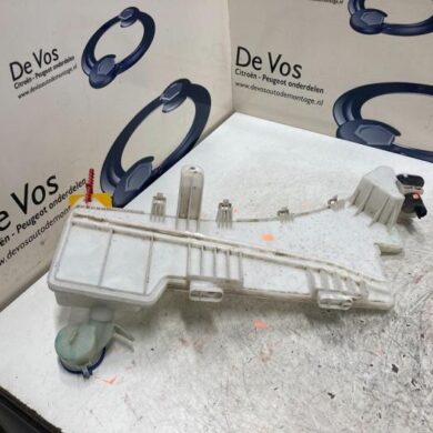 Citroen C5 Aircross 1.5 Blue HDi 130 16V Front windscreen washer reservoir 2019 9826400780