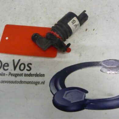 Peugeot 407 2.0 HDiF 16V Windscreen washer pump 2005 643497
