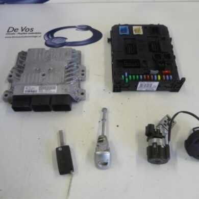 Peugeot 5008  Engine management computer 9HD9H05 2013 1608492980