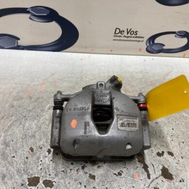 Peugeot 3008 1.6 16V HYbrid 225 Remklauw (Tang) links-voor 5G06 2019 1612372280