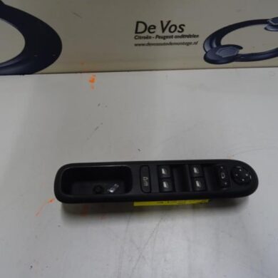 Peugeot 5008  Combischakelaar ramen 2011 6490X5