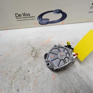 Peugeot 208  Brake servo vacuum pump BHW 2015 9804021880