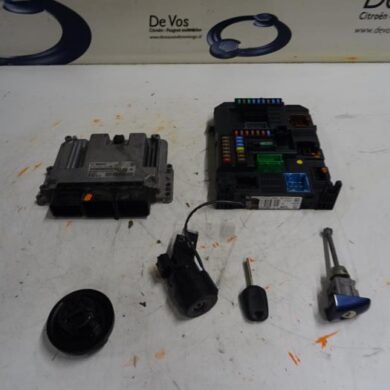 Peugeot 208  Engine management computer 9HP9H06 2012 1608084880