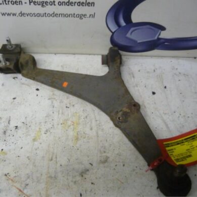 Citroen Saxo 1.1i X,SX Front wishbone, right 1997 352079