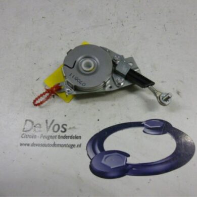 Peugeot 4007 2.2 HDiF 16V Tailgate hinge 2007 8613E7