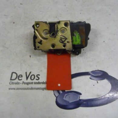 Peugeot 406 2.0 S,SL,ST,STX 16V Deurslot Mechaniek 4Deurs rechts-voor 1995 9136H9