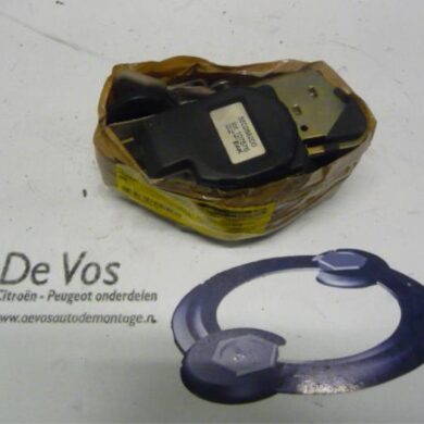 Peugeot 806  Veiligheidsgordel links-achter 1997 8972L4