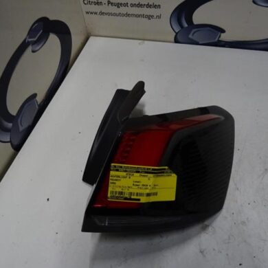 Peugeot 3008  Achterlicht rechts 2019 9810477080