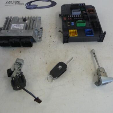 Peugeot 508  Engine management computer RHHRH02 2011 1608880680