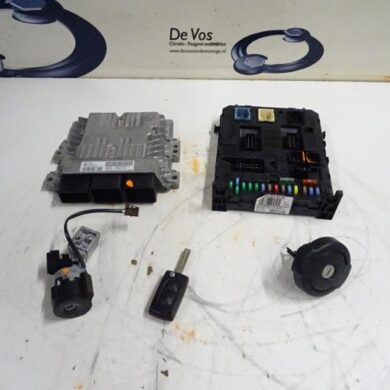 Peugeot 5008  Engine management computer 9HR9H05 2011 194477