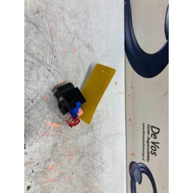 DS Automobiles DS3 Crossback 1.2 12V PureTech 130 Parking brake switch HNS 2019 98154172ZD