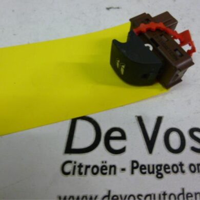 Peugeot 308 1.6 VTI 16V Electric window switch 2009 6490S9