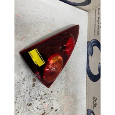 Peugeot 107 1.0 12V Achterlicht links 2013 1607990580