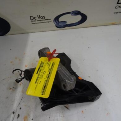 Peugeot 3008  Engine mount YHZ 2018 9820297580