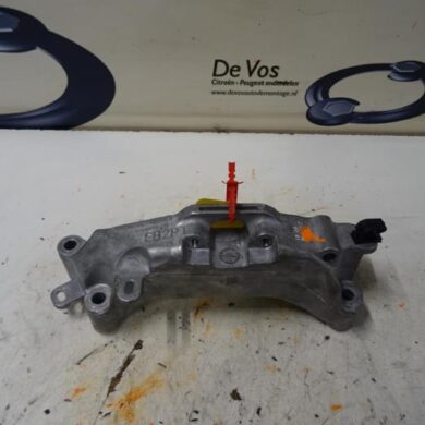 Peugeot 2008  Engine mount HNY 2016 9674960380