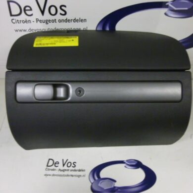 Citroen Xantia 1.8i X,SX,Harmonie,Sensation 16V Glovebox 1998 8220QL-8220QN-8220GW