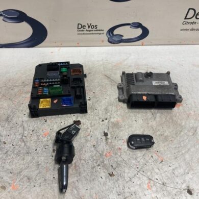 Peugeot 308  Engine management computer AHX 2014 1611717180-1614383080-1623796380-9809657680