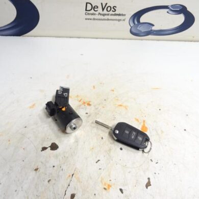 Citroen C4 Cactus  Ignition lock + key 2014 1608682880