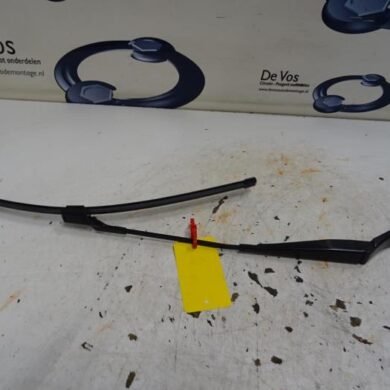 Peugeot 308 1.6 BlueHDi 120 Front wiper arm 2015 1610670580
