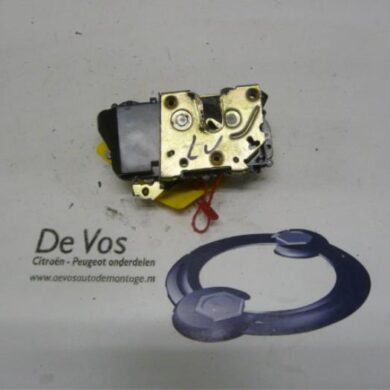 Peugeot 206 1.6 16V Door lock mechanism 2-door, left 2003 9135L1