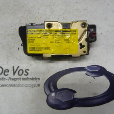 Citroen Xantia 1.6i X,Sensation Rear door lock mechanism 4-door, left 1996 913744
