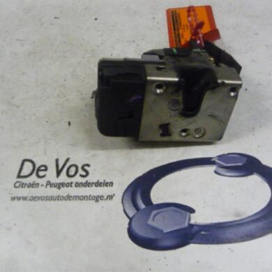 Peugeot 307 1.6 HDi 16V Door lock mechanism 2-door, left 2006 9135Y8