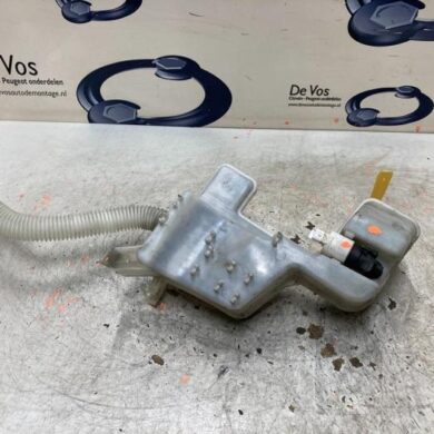 Peugeot 308 1.6 16V THP 155 Front windscreen washer reservoir 2012 6431L5