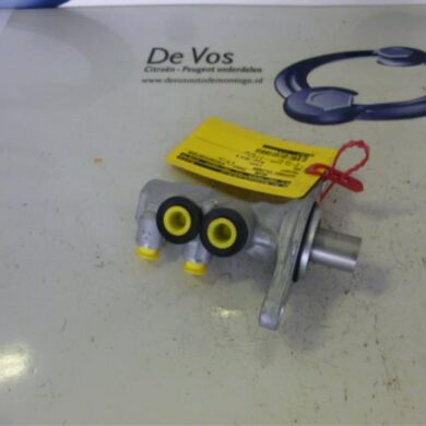 Peugeot 208 1.4 HDi Hoofdremcilinder 8HP 2013 4601R7