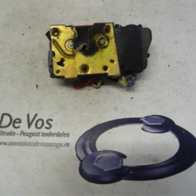 Peugeot Partner 1.9 D Front door lock mechanism 4-door, right 1996 9135P7