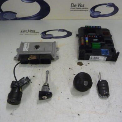 Peugeot 208  Engine management computer HMZ-HMZHM01 2015 1618030380-1614305080